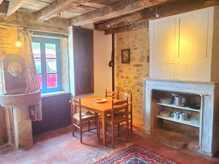 Petite Maison De Village Ygrande Exteriör bild
